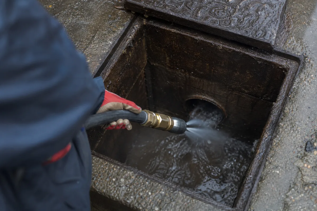 Buse d&rsquo;hydrocurage haute pression nettoyant une canalisation enterrée